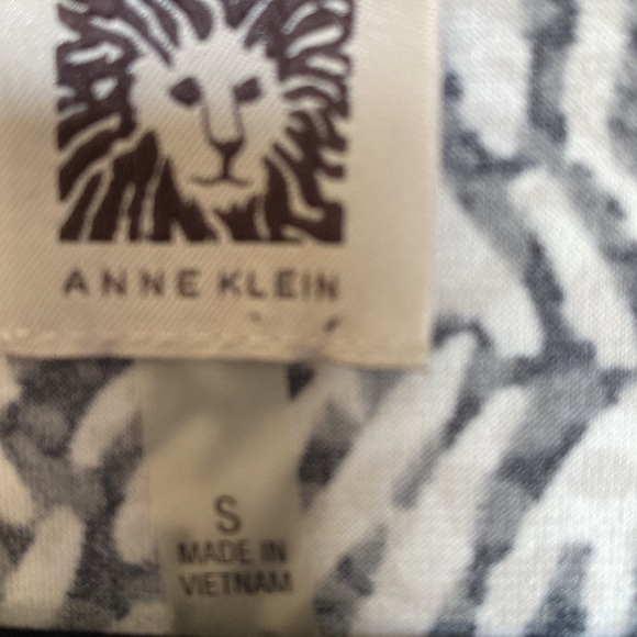 3/$30 Mix and match sleeveless top - Picture 4 of 5